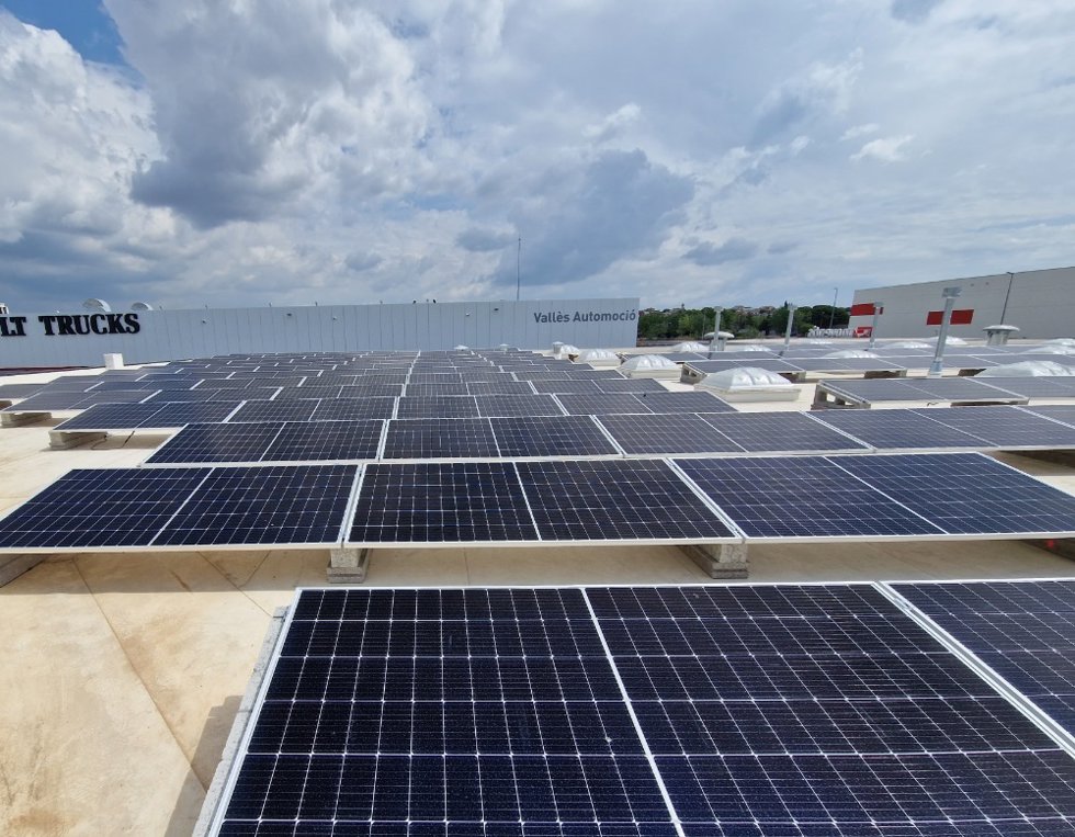 Paneles fotovoltaicos instalados por Endesa X en instalaciones de Moventia.