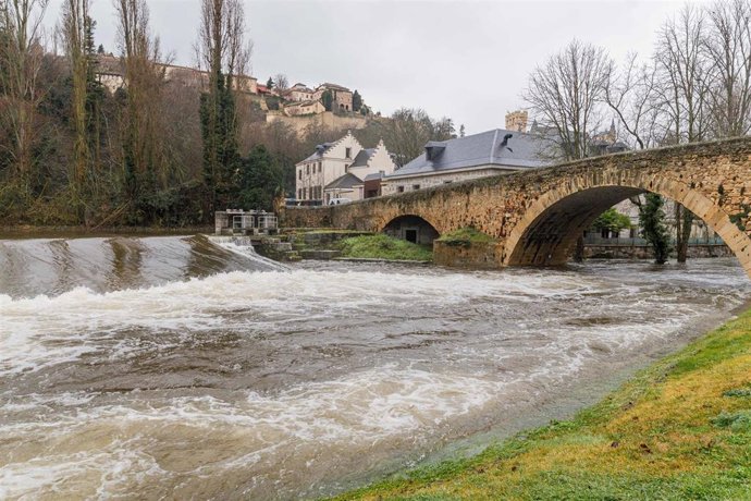El río Eresma a su paso por la capital segoviana.