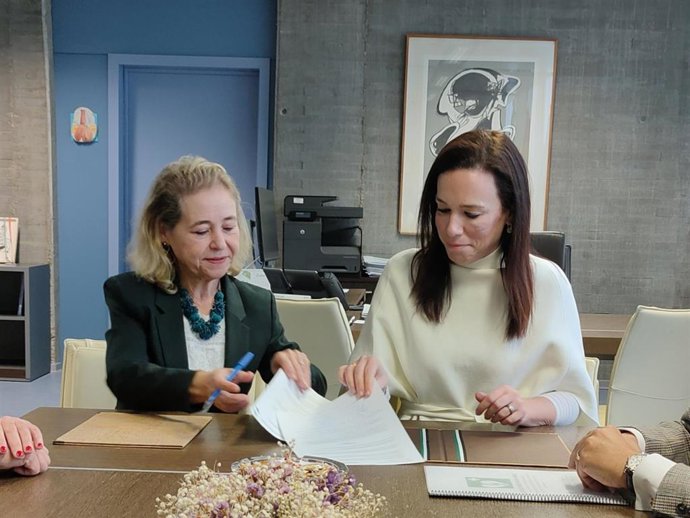 La consejera de Educación, Mercedes Vaquera, y la de Salud, Sara García Espada, en la firma del acuerdo.