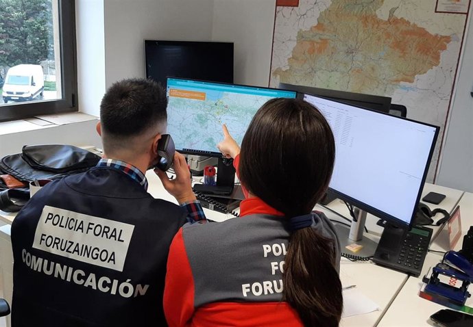 Agentes de Policía Foral recopilando información del caso