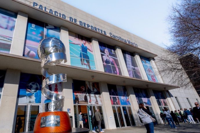 Trofeo de la Copa de la Reina de baloncesto junto al Palacio de Deportes Carolina Marín de Huelva