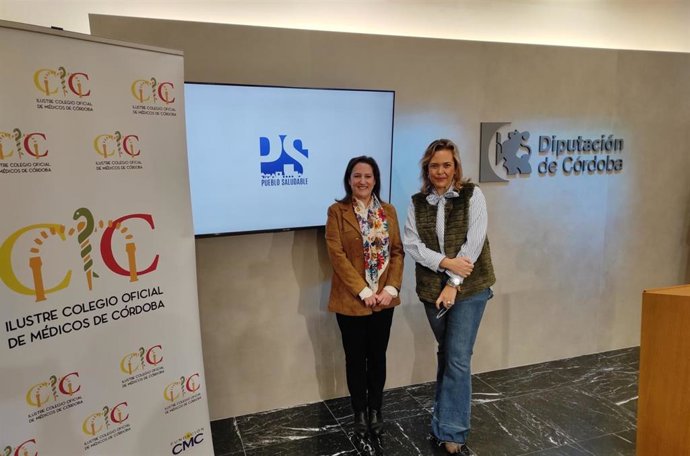 La delegada de Consumo y Participación Ciudadana de la Diputación de Córdoba, Auxiliadora Moreno (dcha.), y la presidenta del Colegio de Médicos, María del Carmen Arias, en la presentación del certamen de pueblo saludable.