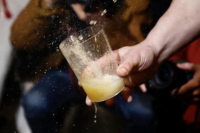 Archivo - Un vaso de sidra durante una apertura de la temporada de sidrerías