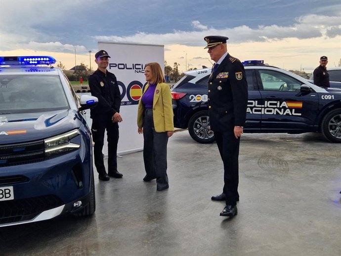 Bernabé junto a nuevos vehículos policiales