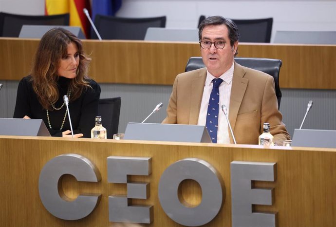 El presidente de CEOE, Antonio Garamendi, interviene durante la presentación del informe 'Tendencias RRHH 2024', en la sede de la CEOE, a 16 de enero de 2024, en Madrid (España). Este informe muestra la realidad de las empresas españolas en materia de RRH