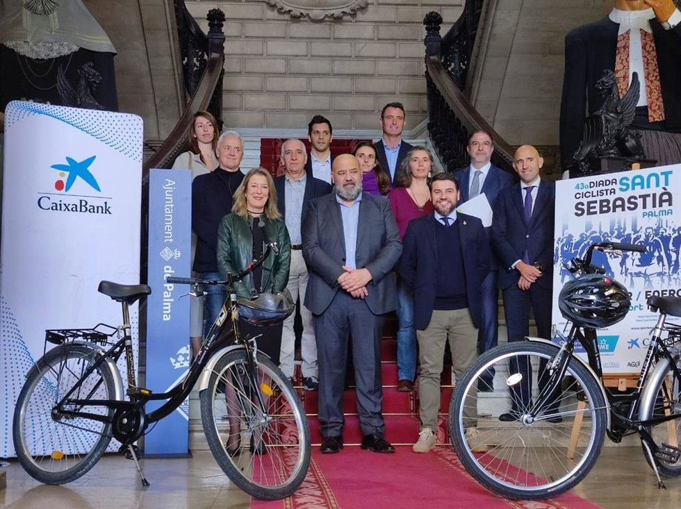 El alcalde de Palma, Jaime Martínez, junto a la representante de CaixaBank en Baleares, María Cruz Rivera, y el concejal de Deportes, David Salom, durante la presentación de la 43 edición de la Diada Ciclista de Sant Sebasti.