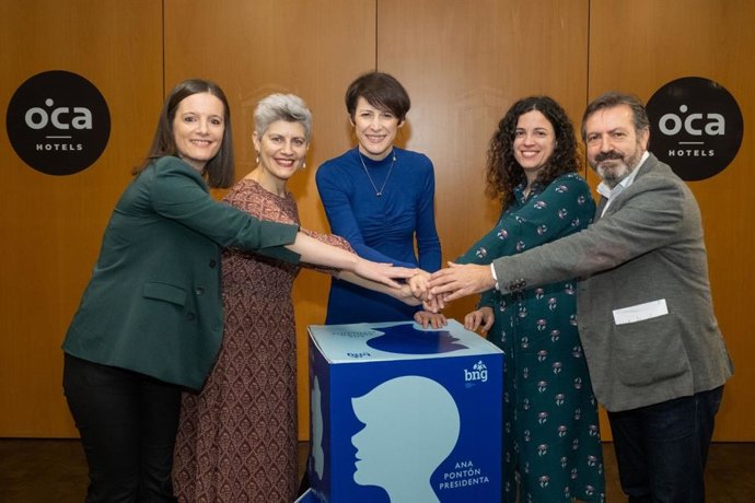 La candidata del BNG a la Presidencia de la Xunta, Ana Pontón, con los tres cabeza de lista del BNG en las autonómicas, Olalla Rodil (Lugo), Noa Presas (Ourense) y Luís Bará (Pontevedra); y la número dos por A Coruña, Mercedes Queixas