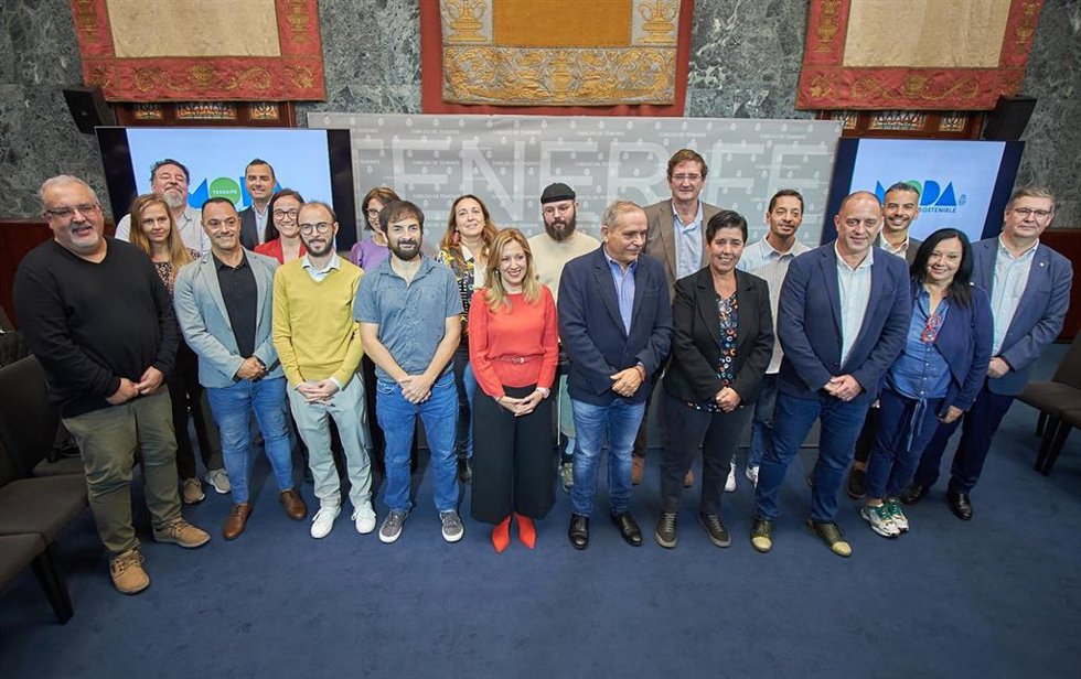 La presidenta del Cabildo de Tenerife, Rosa Dávila (c), en la presentación de la marca 'Tenerife Moda Sostenible'