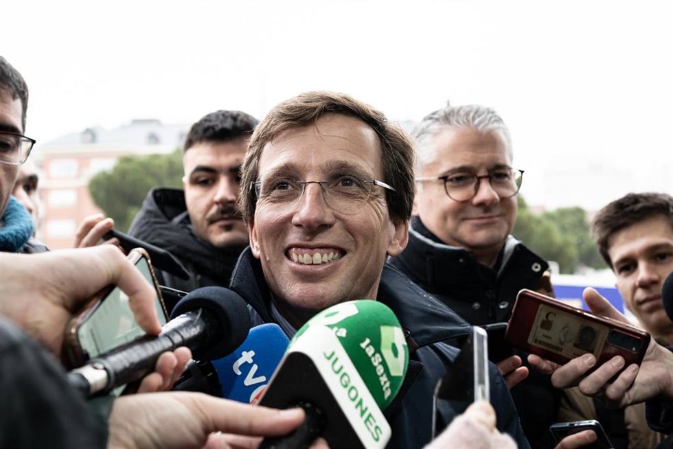 El alcalde de Madrid, José Luis Martínez-Almeida, ofrece declaraciones a los medios tras jugar a pádel en una pista instalada en la plaza de Colón, a 16 de enero de 2024, en Madrid (España).