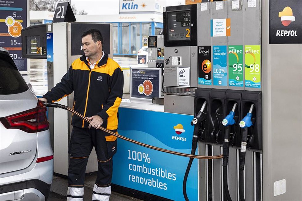Coche repostando gasolina.