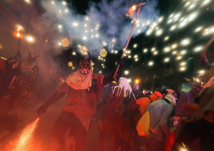 Archivo - Consejos para 'torradas' y 'correfocs' seguros.