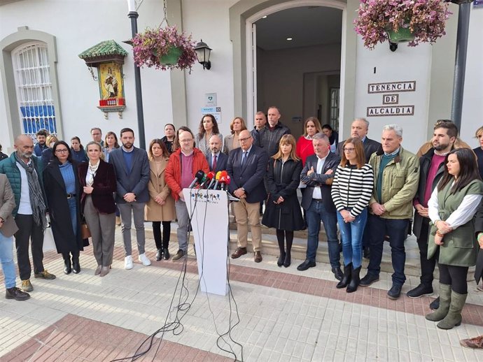 Minuto de silencio y condena del asesinato machista el pasado viernes en Vélez-Málaga.