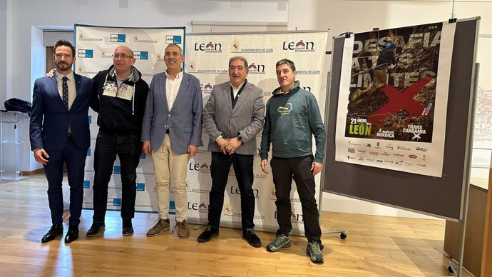 Patrocinadores, organizadores de la prueba y representantes de los ayuntamientos de León y Valdefresno, tras la presentación de la XII edición de la Transcandamia.