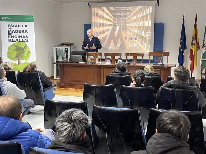 Presentación a los alumnos de la Escuela de la Madera del SAE del el Concurso de Talentos ILVA, en el que participarán.