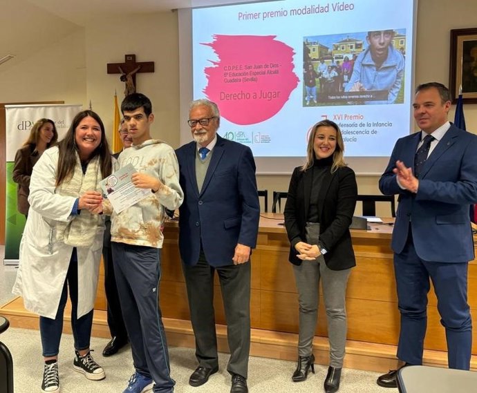 El Defensor de la Infancia y Adolescencia de Andalucía, Jesús Maeztu, entrega el XVI Premio 'Así veo mis derechos' en la modalidad de vídeo a alumnado del centro de educación especial San Juan de Dios de Alcalá de Guadaíra (Sevilla)