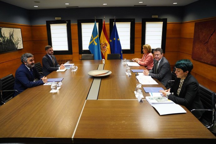 El secretario de Estado de Transportes y Movilidad Sostenible, José Antonio Santano en su reunión con miembros del Gobierno del Principado.