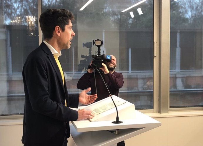 El portavoz de los comuns en el Parlament, David Cid, en rueda de prensa.