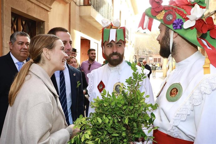 La presidenta del Govern, Marga Prohens, en Algaida.