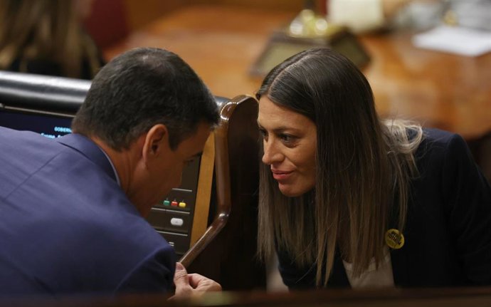 Archivo - El presidente del Gobierno, Pedro Sánchez, conversa con la portavoz de Junts en el Congreso, Míriam Nogueras,