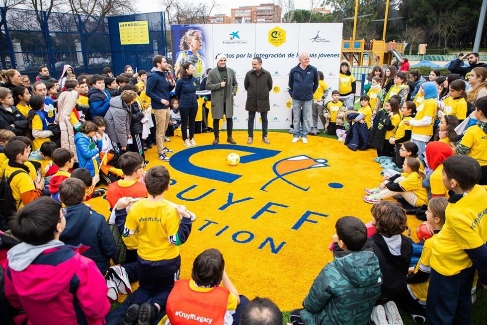 El exfutbolista Iker Casillas apadrina una pista de fútbol de la Fundación Cruyff en Móstoles.