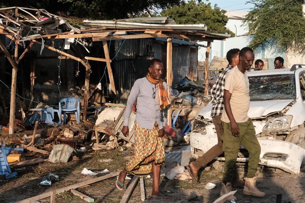 Archivo - Daños materiales tras un atentado suicida perpetrado en septiembre de 2023 en la capital de Somalia, Mogadiscio (archivo)