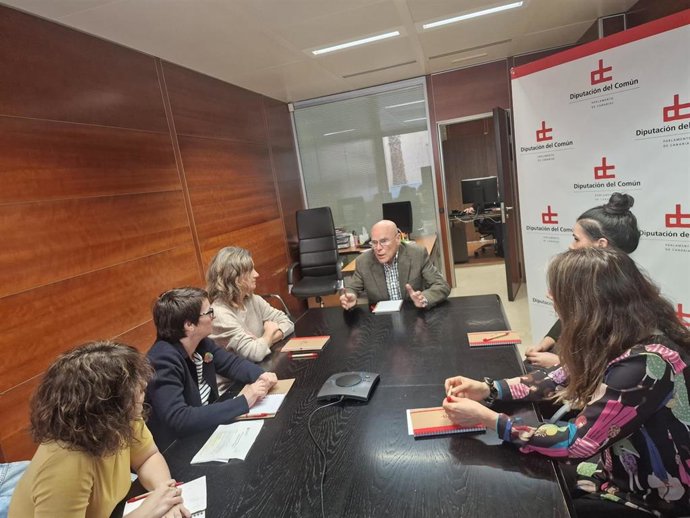 El Diputado del Común, Rafael Yanes, en una reunión con el CEO Bethencourt y Molina para abordar problemas de salud mental en los centros educativos