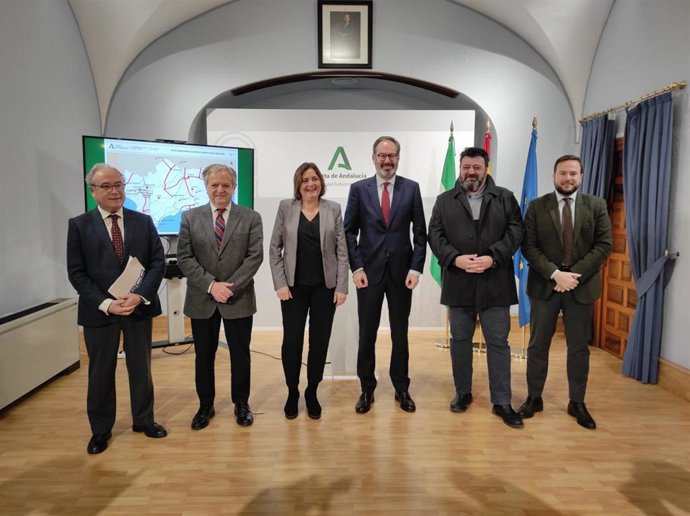 El delegado del Gobierno andaluz en Córdoba, Adolfo Molina (tercero por la dcha.), y el presidente de la Diputación provincial, Salvador Fuentes (quinto), tras en encuentro con CECO, UGT y CCOO.