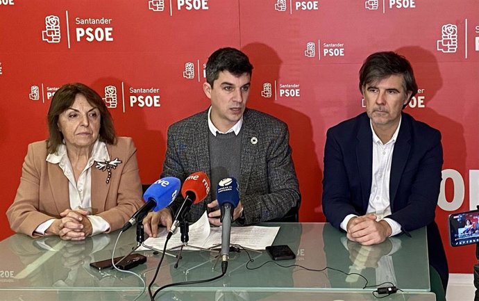 El portavoz del PSOE, Daniel Fernández, en la rueda de prensa