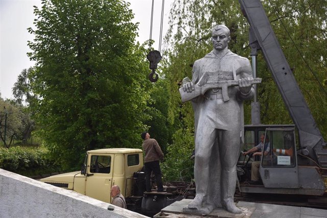 Archivo - Retirada de monumentos soviéticos en Ucrania tras la invasión rusa