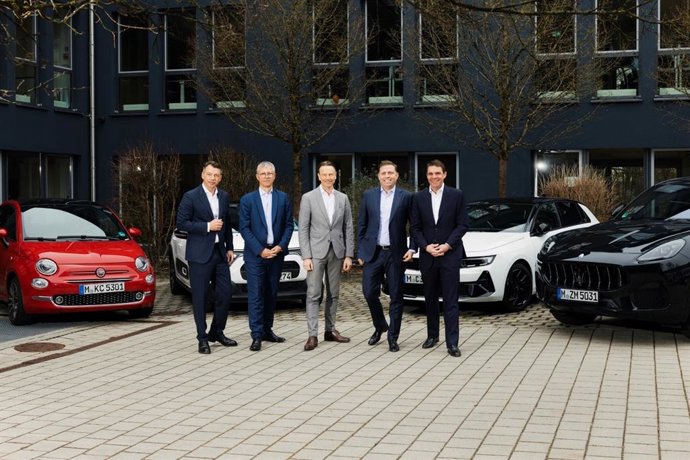 Vinzenz Pflanz (Chief Business Officer of SIXT), Cyrille Moreau (Stellantis Corporate Sales Director, Enlarged Europe), Uwe Hochgeschurtz (Stellantis Chief Operating Officer, Enlarged Europe), Konstantin Sixt y Alexander Sixt (Co-CEOs de Sixt)