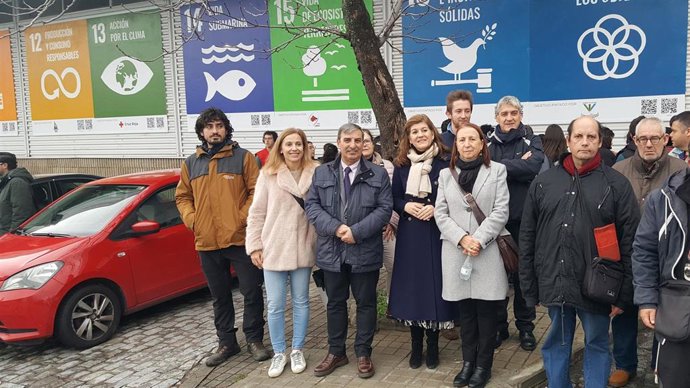 El delegado de la Junta en Segovia, Sanz Merino, y la concejal de Asuntos Sociales, Almudena Suárez, ante el nuevo mural de ODS.