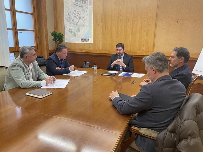 El vicepresidente primero del Gobierno de Aragón, Alejandro Nolasco, se ha reunido con representantes de CEOE Teruel en el Edificio Pignatelli.