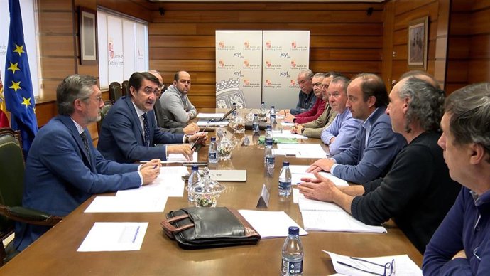 Suárez-Quiñones preside la reunión con las OPA para analizar el estatus del lobo