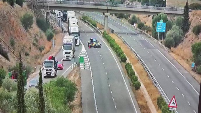 Imágenes del corte de la AP-7 y el desvío por la N-340 a raíz de la fuga en un camión de butano en L'Aldea (Tarragona)