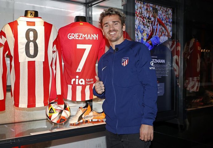 Antonie Griezmann entrega al museo del Atlético de Madrid su camiseta, botas y balón con el que anotó su gol 174