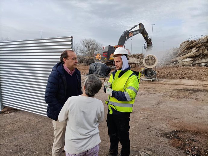 El alcalde de Cáceres, Rafael Mateos, visita las obras de derribo del Bloque C de la calle Ródano en Aldea Moret