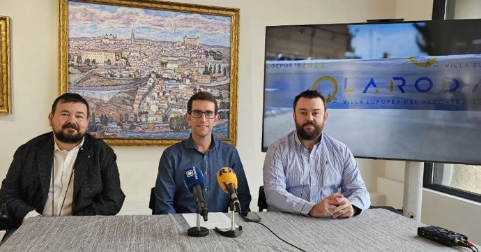 El alcalde de La Roda, Juan Ramón Amores, junto con el concejal de Deportes, Javier Escribano.