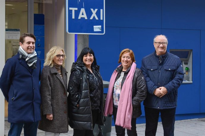 Miembros del Grupo Municipal Socialista en la parada de taxis de calle Zaragoza