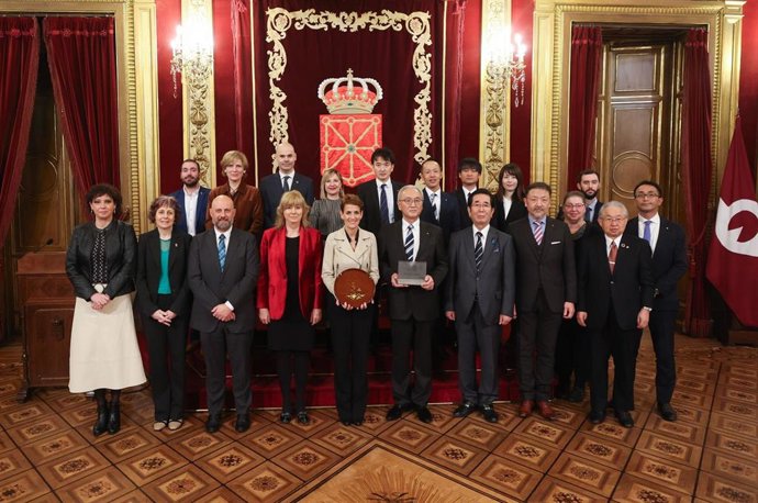 Ambas delegaciones tras la recepción en el Salón del Trono.