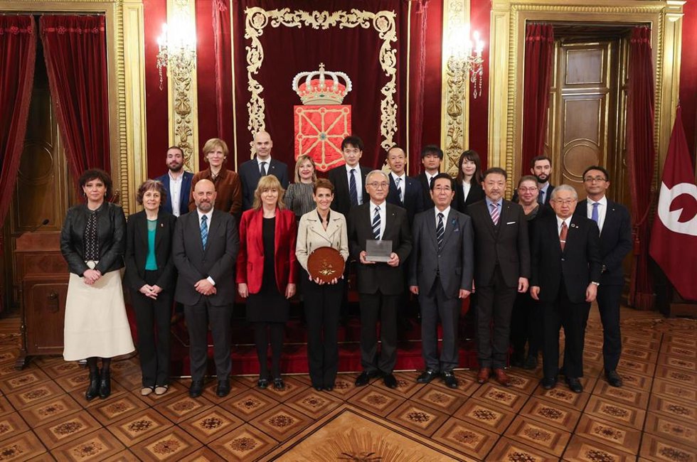 Ambas delegaciones tras la recepción en el Salón del Trono.