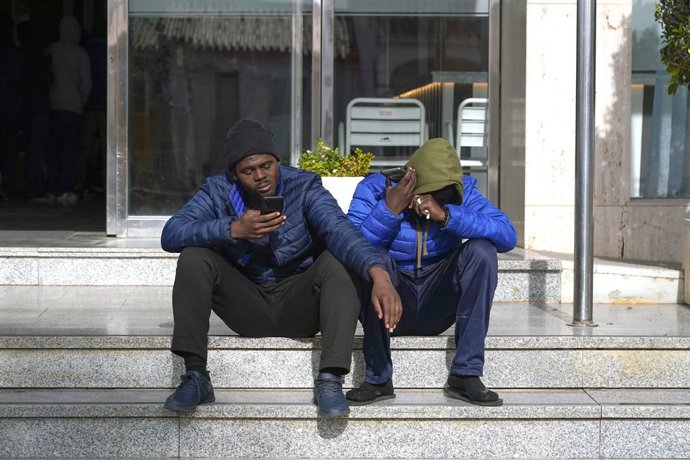 Migrantes subsaharianos alojados en un hotel de Torrox. A 10 de enero de 2024 en Torrox, Málaga (Andalucía, España). Unos 260 migrantes irregulares llegados en las últimas fechas a Canarias, han sido trasladados al municipio malagueño de Torrox (El Morc