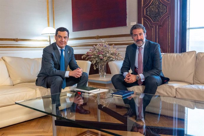 El presidente de la Junta de Andalucía, Juanma Moreno,  se reúne con el presidente de la auditora KPMG, Juan José Cano.