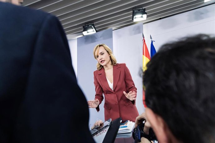 La ministra de Educación, Formación Profesional y Deportes y portavoz del Gobierno, Pilar Alegría, atiende a medios tras una rueda de prensa posterior a la reunión del Consejo de Ministros, en el Palacio de La Moncloa, a 16 de enero de 2024.