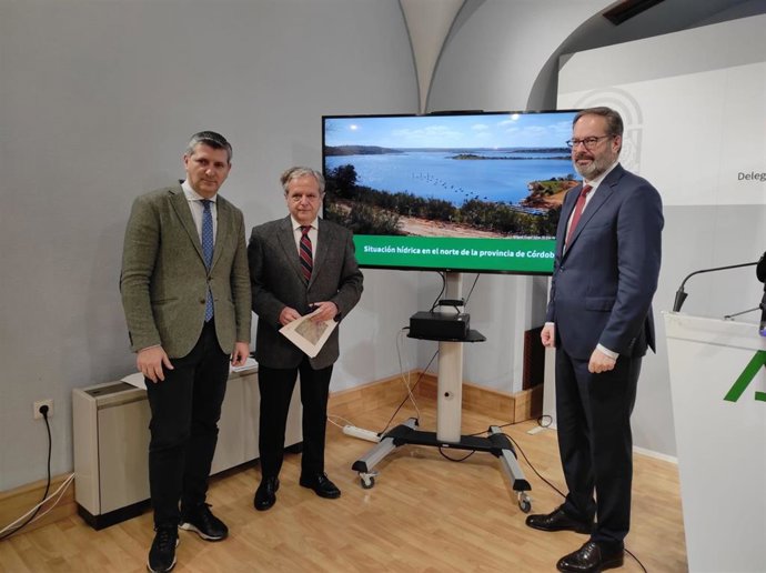El presidente de la Diputación, Salvador Fuentes (centro), y el delegado del Gobierno andaluz, Adolfo Molina (dcha.), tras la rueda de prensa.