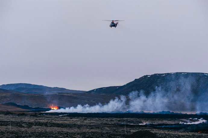 15 January 2024, Iceland, Grindavik: A helicopter monitors the evolution of the volcanic lava from above. Since the volcanic eruption began on 14 January, the eruption's intensity has been decreasing, although some houses were hit by lava. Photo: Raul M