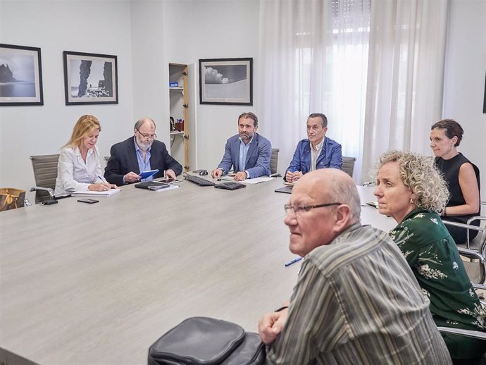 Reunión entre representantes del Cabildo de Tenerife y el Gobierno de Canarias para abordar el desarrollo del PTCAN