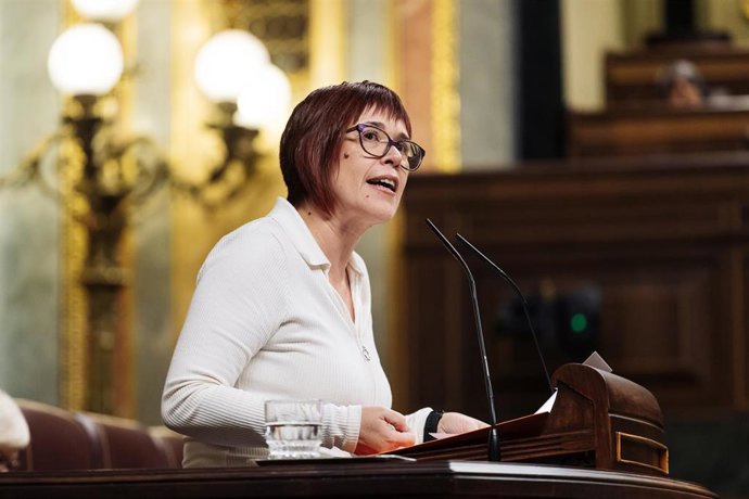 Archivo - La diputada de Compromís Águeda Micó interviene durante una sesión plenaria, en imagen de archivo