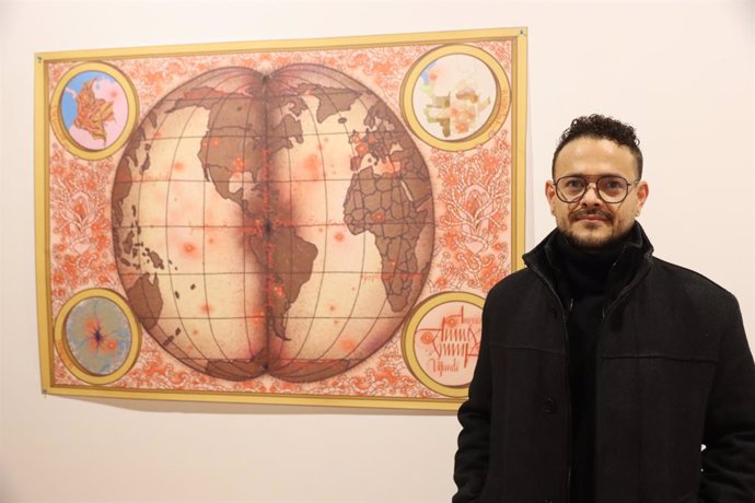 El artista Adrián Estrada junto a una de sus obras en la Hospedería Fonseca de Salamanca