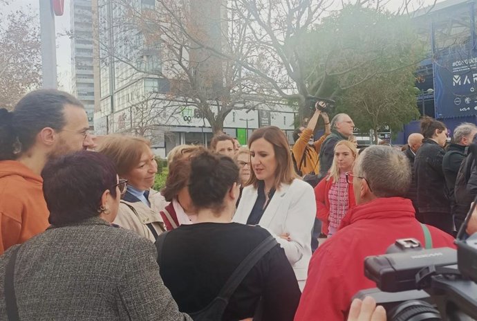 La alcaldesa de Valncia, María José Catalá, conversando con representantes de los vecinos de Orriols.
