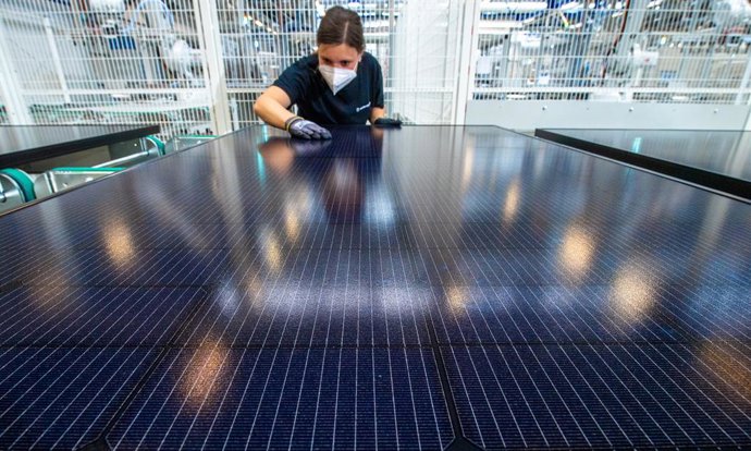 Archivo - 26 May 2021, Saxony, Freiberg: Sarah Neubert inspects a solar module in the final inspection of a production line for solar modules at the Meyer Burger Technology AG plant in Freiberg. 